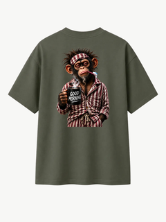 Olivgrünes VYFINITY T-Shirt in Rückansicht mit großem „Good Morning“-Affenmotiv. Der Affe trägt einen rot-weiß gestreiften Schlafanzug, hält eine dampfende schwarze „GOOD MORNING“-Kaffeetasse und hat eine Zahnbürste im Mund. Produktfreisteller vor hellem Hintergrund.