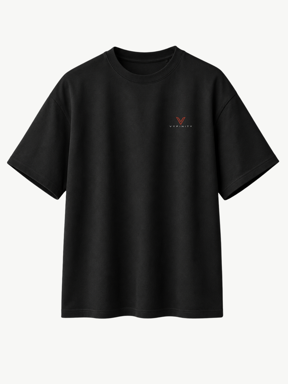 Schwarzes VYFINITY T-Shirt in Frontansicht mit kleinem rot-weißem VYFINITY Logo auf der linken Brust, Regular Fit, Rundhalsausschnitt und kurzen Ärmeln vor hellem neutralem Hintergrund.