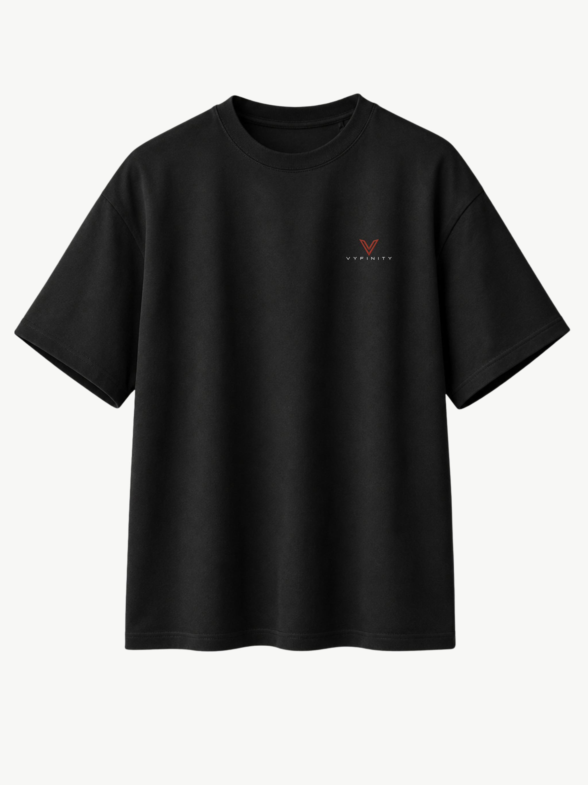 Schwarzes VYFINITY T-Shirt in Frontansicht mit kleinem rot-weißem VYFINITY Logo auf der linken Brust, Regular Fit, Rundhalsausschnitt und kurzen Ärmeln vor hellem neutralem Hintergrund.