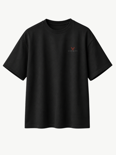 Schwarzes VYFINITY T-Shirt in Frontansicht mit kleinem rot-weißem VYFINITY Logo auf der linken Brust, Regular Fit, Rundhalsausschnitt und kurzen Ärmeln vor hellem neutralem Hintergrund.