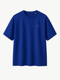 Blaues VYFINITY T-Shirt in Frontansicht mit kleinem rot-weißen VYFINITY-Logo auf der linken Brust. Schlichtes Regular-Fit-Design mit Rundhalsausschnitt und kurzen Ärmeln, freigestellt vor hellem Hintergrund.