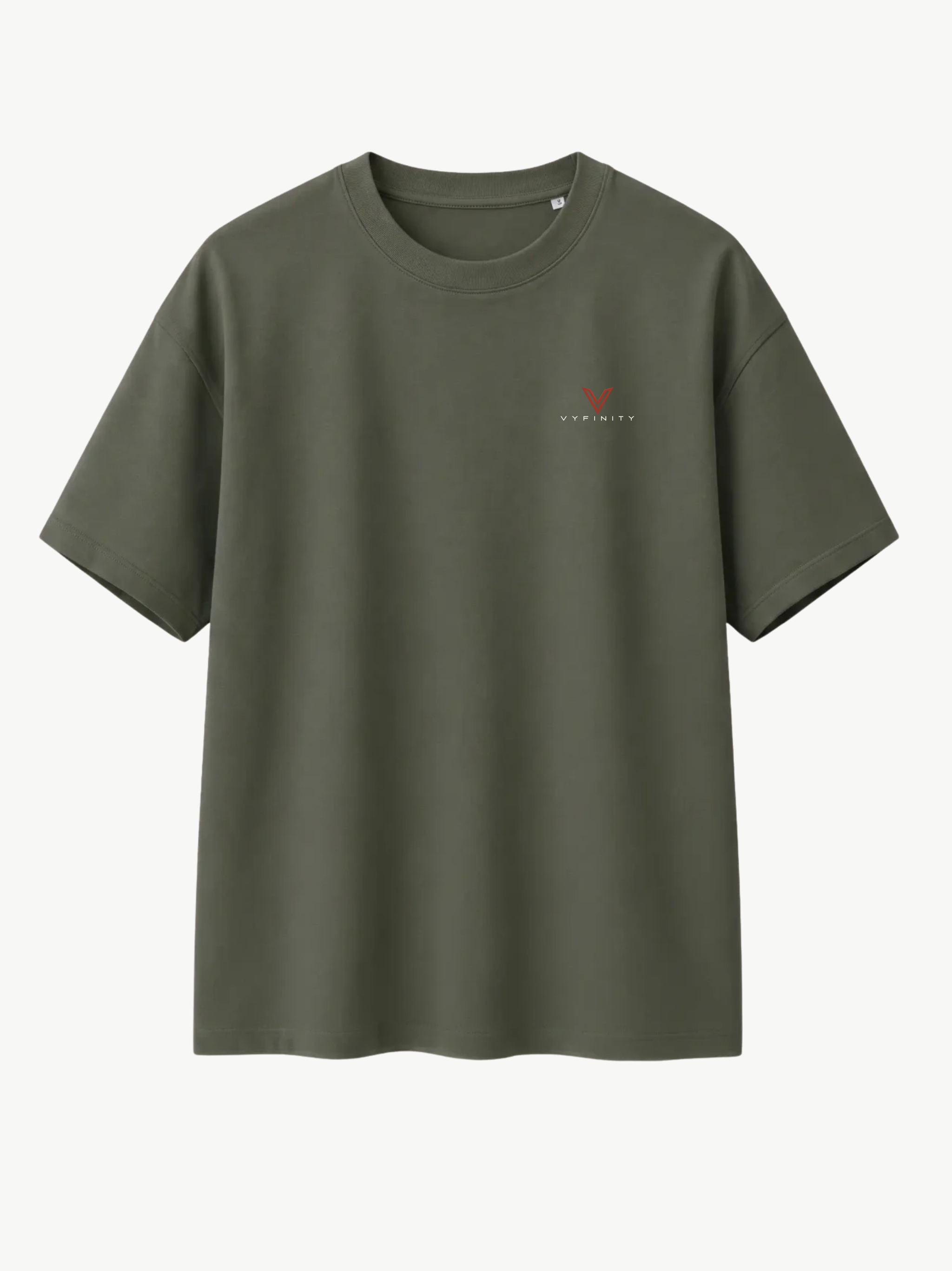 Olivgrünes VYFINITY T-Shirt in Frontansicht mit kleinem rot-weißen VYFINITY-Logo auf der linken Brust. Schlichtes Regular-Fit-Design mit Rundhalsausschnitt und kurzen Ärmeln, freigestellt vor hellem Hintergrund.