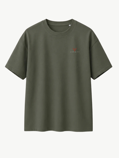 Olivgrünes VYFINITY T-Shirt in Frontansicht mit kleinem rot-weißen VYFINITY-Logo auf der linken Brust. Schlichtes Regular-Fit-Design mit Rundhalsausschnitt und kurzen Ärmeln, freigestellt vor hellem Hintergrund.