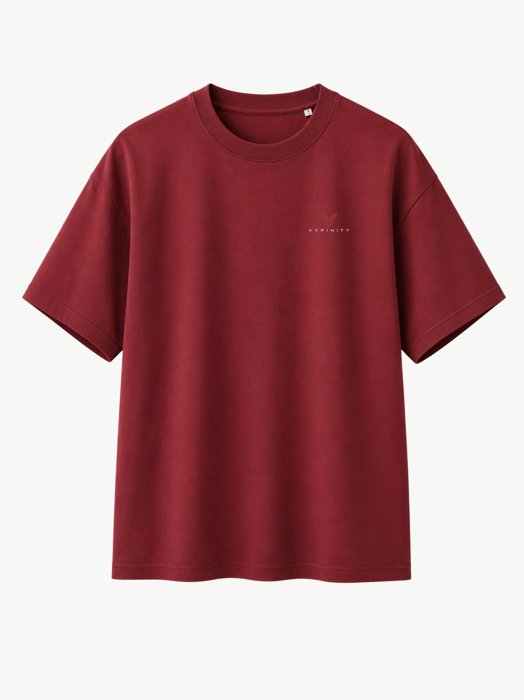 Burgunderrotes VYFINITY T-Shirt in Frontansicht mit kleinem, dezentem VYFINITY-Logo auf der linken Brust. Regular-Fit-Schnitt mit Rundhalsausschnitt und kurzen Ärmeln, freigestellt vor hellem Hintergrund.