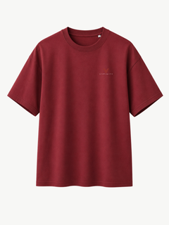 Burgunderrotes VYFINITY T-Shirt in Frontansicht mit kleinem, dezentem VYFINITY-Logo auf der linken Brust. Regular-Fit-Schnitt mit Rundhalsausschnitt und kurzen Ärmeln, freigestellt vor hellem Hintergrund.