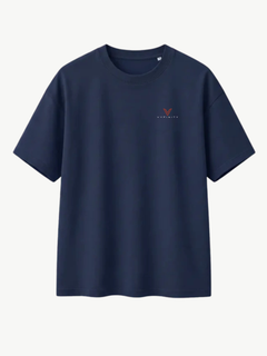 Navyblaues VYFINITY T-Shirt in Frontansicht mit kleinem rot-weißem VYFINITY-Logo auf der linken Brust, freigestellt auf hellem Hintergrund.