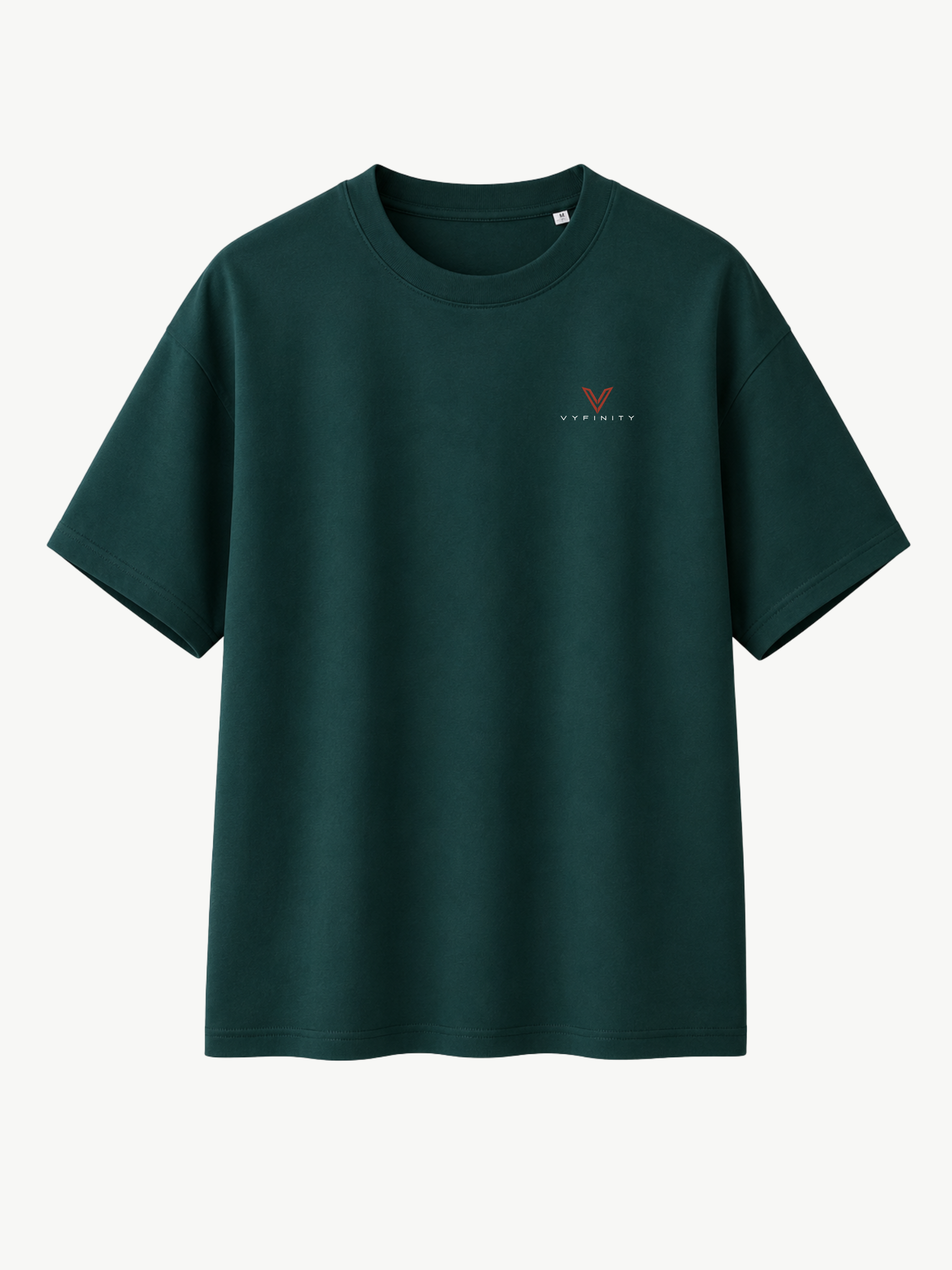 Dunkelgrünes VYFINITY T-Shirt in Frontansicht mit kleinem rot-weißen VYFINITY Logo auf der linken Brust. Regular Fit mit Rundhalsausschnitt, freigestellt vor hellem Hintergrund.
