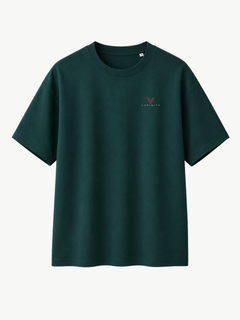 Dunkelgrünes VYFINITY T-Shirt in Frontansicht mit kleinem rot-weißen VYFINITY Logo auf der linken Brust. Regular Fit mit Rundhalsausschnitt, freigestellt vor hellem Hintergrund.