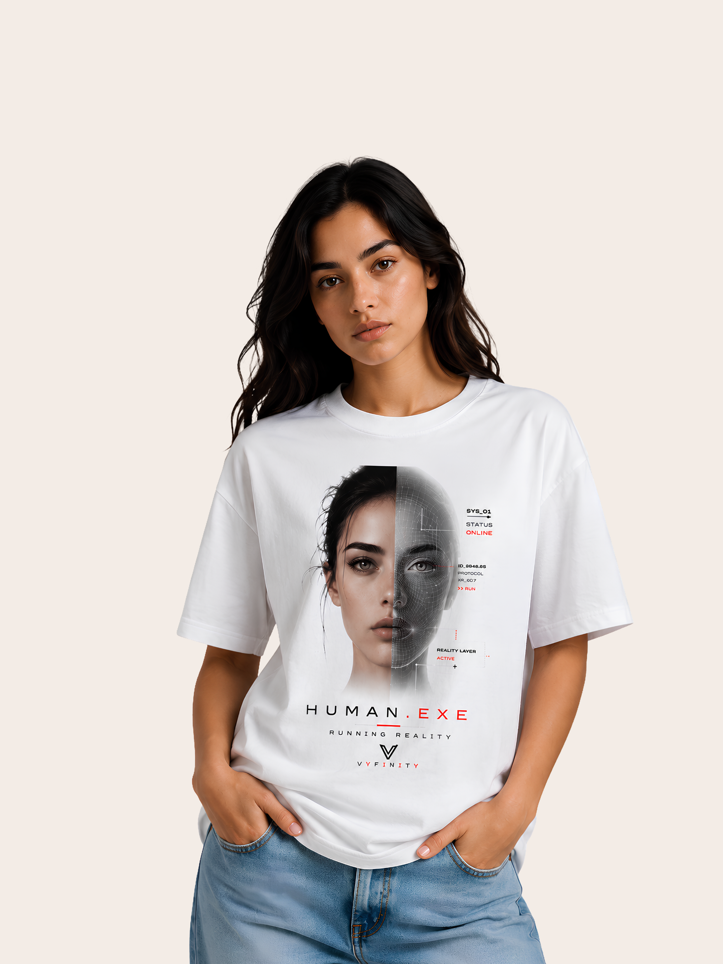 „Frau trägt ein weißes VYFINITY Relaxed Fit T-Shirt mit futuristischem HUMAN.EXE Grafikprint und halb menschlichem, halb digitalem Frauenporträt.“