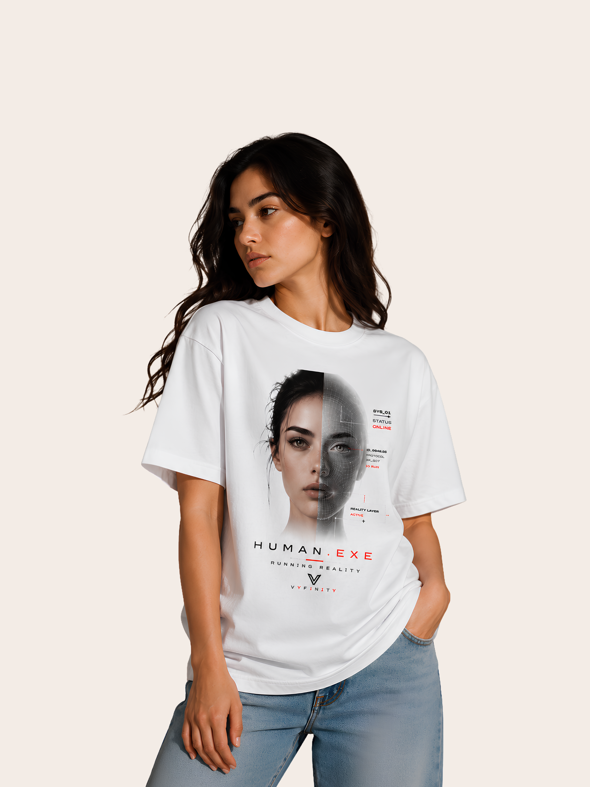 „Frau trägt ein weißes VYFINITY Relaxed Fit T-Shirt mit futuristischem HUMAN.EXE Grafikprint, digitalem Frauenporträt und roten Tech-Details.“