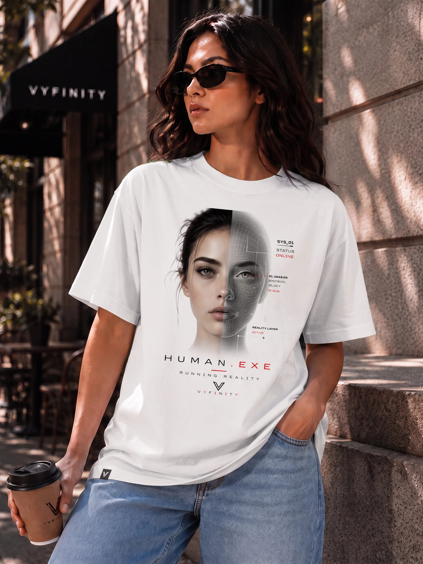 „Frau mit Sonnenbrille trägt ein weißes VYFINITY HUMAN.EXE Relaxed Fit T-Shirt mit futuristischem Frauenporträt und Tech-Print in urbaner Lifestyle-Szene.“