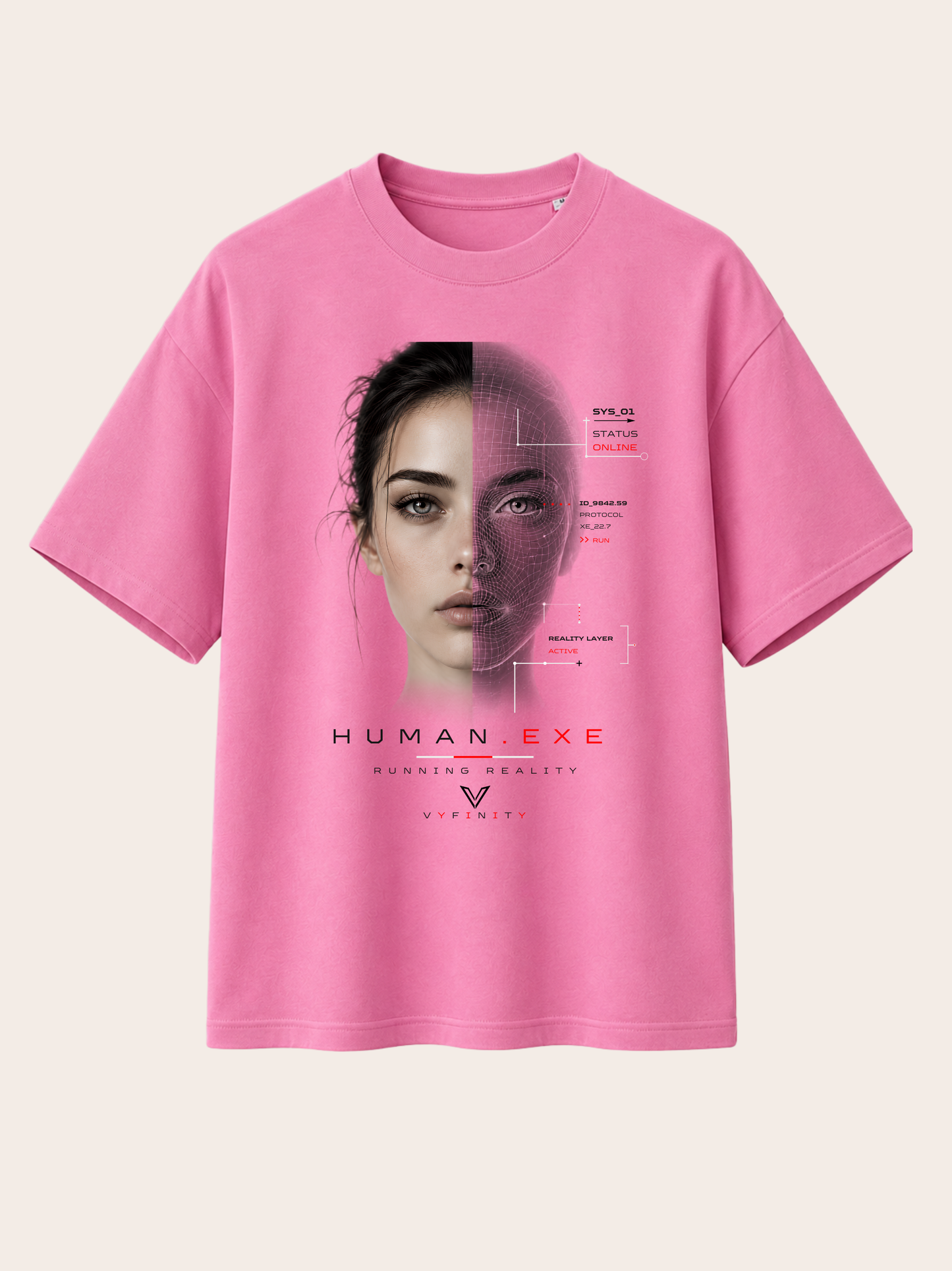 „Pinke VYFINITY Relaxed Fit T-Shirt Vorderansicht mit futuristischem HUMAN.EXE Grafikprint, halb menschlichem, halb digitalem Frauenporträt und Tech-Details.“
