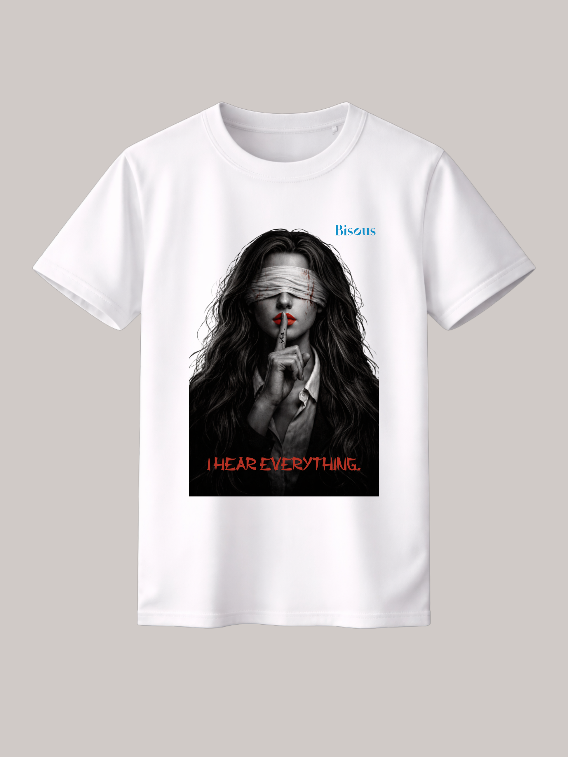 Weißes Unisex Classic Fit T-Shirt mit ausdrucksstarkem Dark-Art-Motiv einer verbundenen Frau mit rotem Lippenakzent und dem Schriftzug „I Hear Everything“. Modernes Premium Baumwoll-T-Shirt im minimalistischen Streetwear-Design mit künstlerischem Portrait-Print für Damen und Herren.
