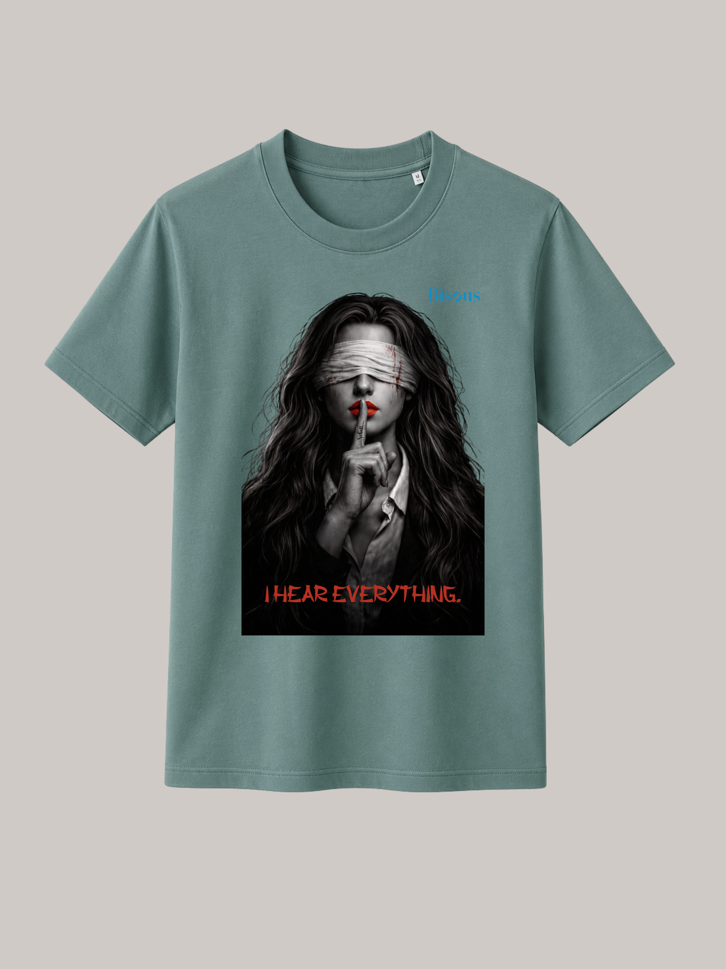 Salbeigrünes Unisex Classic Fit T-Shirt mit markantem Dark-Art-Motiv einer verbundenen Frau mit roten Lippen, Finger vor dem Mund und dem Schriftzug „I Hear Everything“. Modernes Premium Baumwoll-T-Shirt im Gothic-, Horror- und Streetwear-Stil mit ausdrucksstarkem Mystery-Print für Damen und Herren.