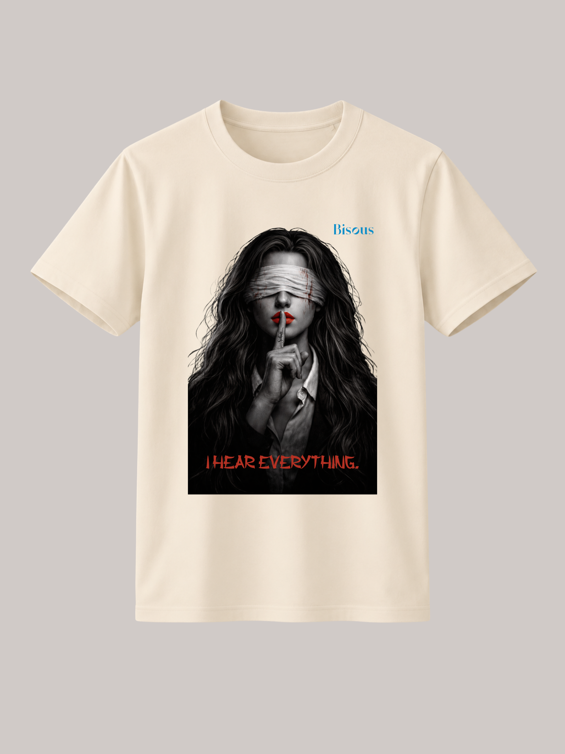 Beiges Unisex Classic Fit T-Shirt mit Dark-Art-Motiv einer verbundenen Frau mit roten Lippen, Finger vor dem Mund und dem Schriftzug „I Hear Everything“. Modernes Premium Baumwoll-T-Shirt im minimalistischen Streetwear-Design mit ausdrucksstarkem Gothic- und Mystery-Print für Damen und Herren.