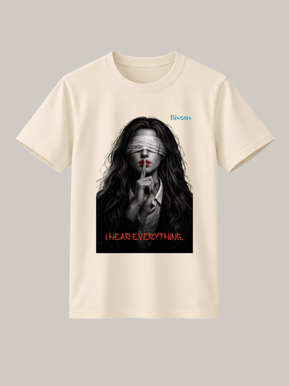 Beiges Unisex Classic Fit T-Shirt mit Dark-Art-Motiv einer verbundenen Frau mit roten Lippen, Finger vor dem Mund und dem Schriftzug „I Hear Everything“. Modernes Premium Baumwoll-T-Shirt im minimalistischen Streetwear-Design mit ausdrucksstarkem Gothic- und Mystery-Print für Damen und Herren.