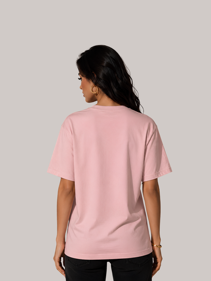 Rückansicht einer Frau im rosa Vyfinity Classic Fit Unisex T-Shirt aus hochwertiger Baumwolle. Minimalistisches Premium Streetwear-Shirt ohne Rückenprint mit modernem Regular Fit und zeitloser Quiet-Luxury-Ästhetik für Damen und Herren.