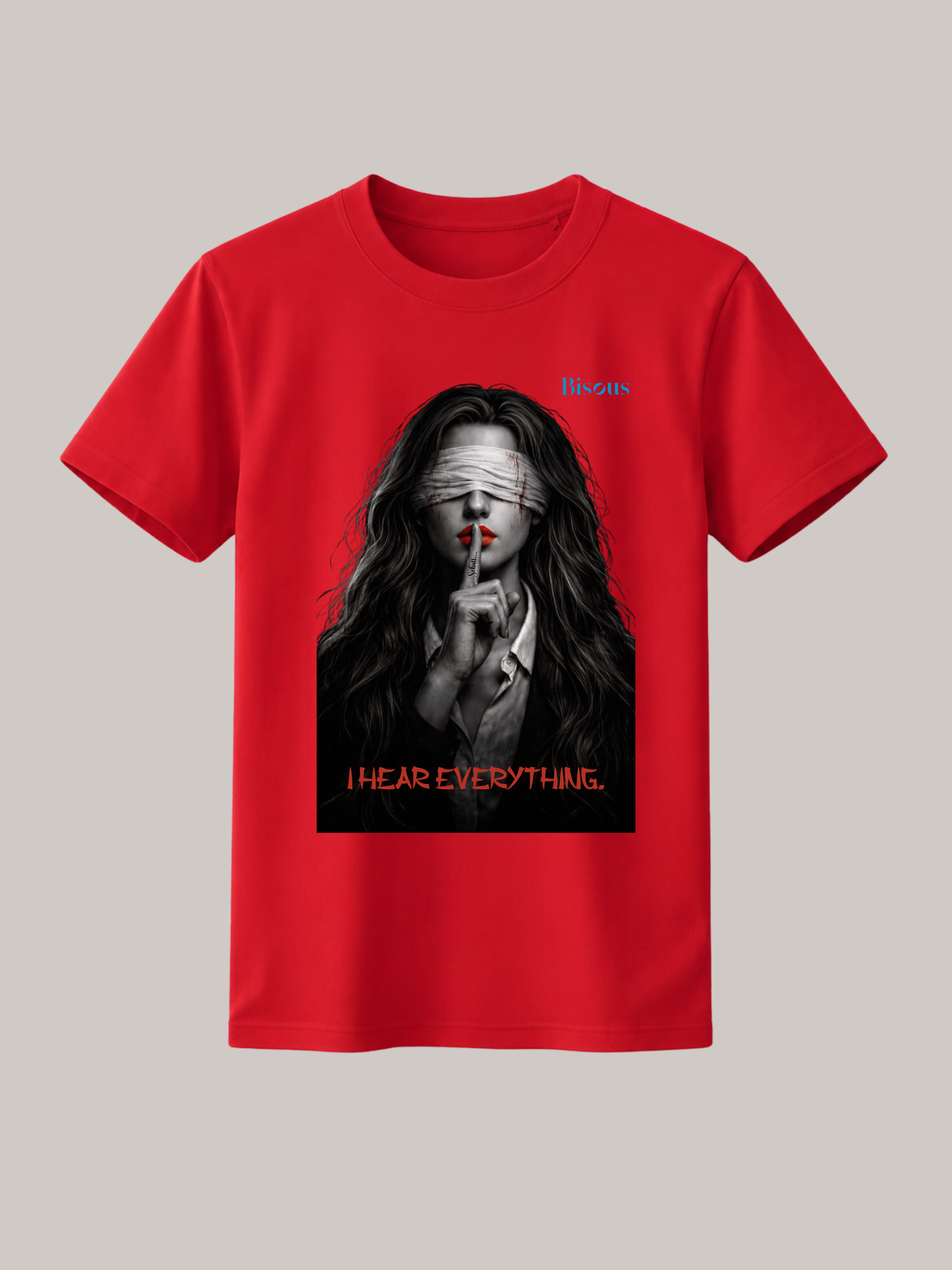 Rotes Unisex Classic Fit T-Shirt mit markantem Dark-Art-Motiv einer verbundenen Frau mit roten Lippen, Finger vor dem Mund und dem Schriftzug „I Hear Everything“. Modernes Premium Baumwoll-T-Shirt im Gothic-, Horror- und Streetwear-Stil mit ausdrucksstarkem Mystery-Print für Damen und Herren.