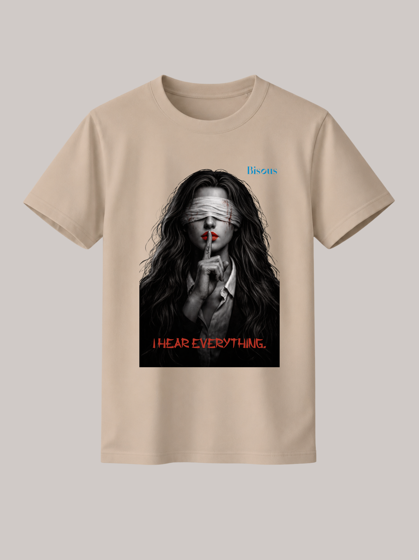 Beiges Vyfinity Classic Fit Unisex T-Shirt mit künstlerischem Portrait-Print einer verbundenen Frau, rotem Lippenakzent und dem Schriftzug „I Hear Everything“. Hochwertiges Premium Baumwoll-T-Shirt im minimalistischen Streetwear- und Dark-Art-Design für Damen und Herren.