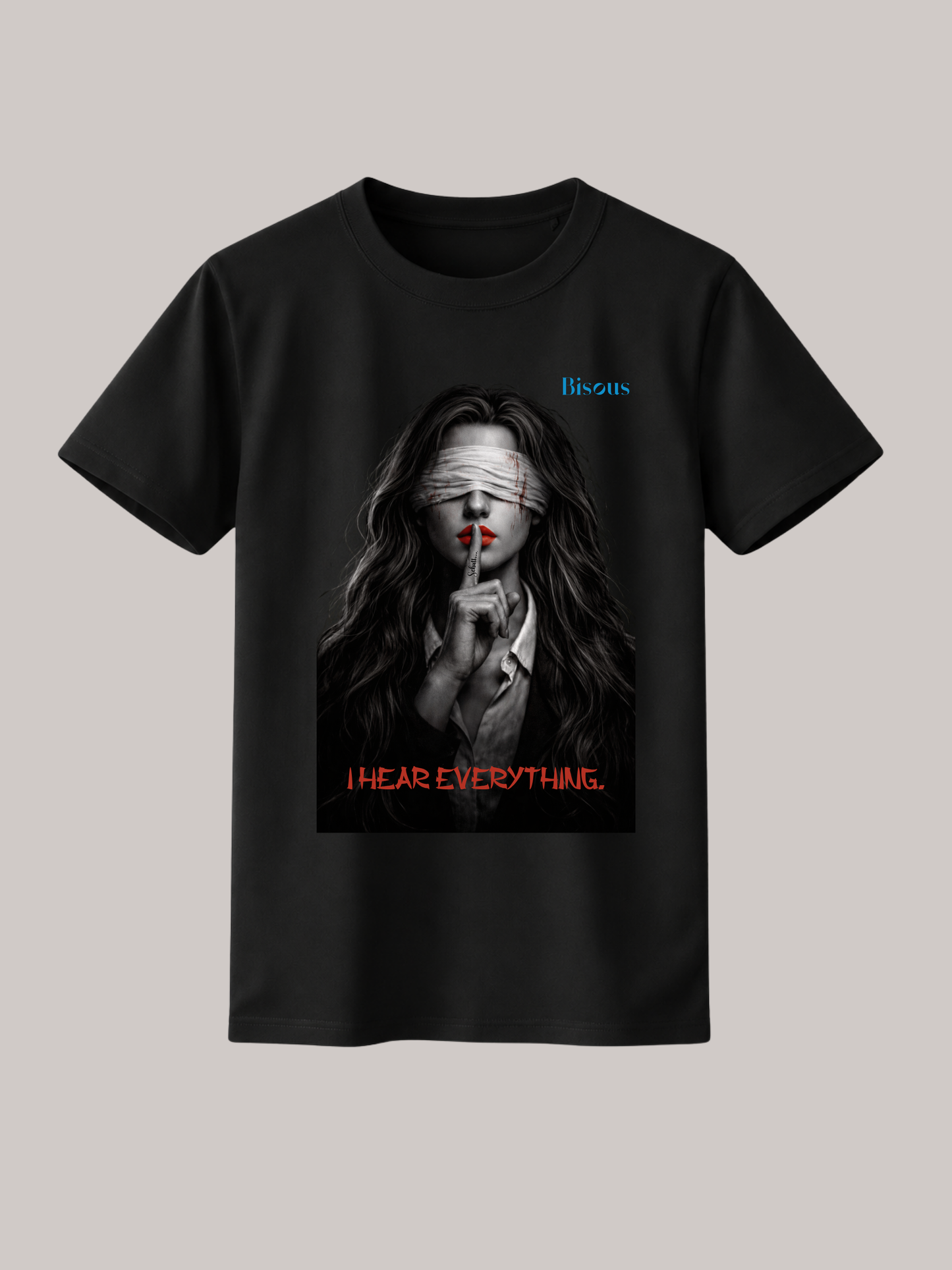 Schwarzes Vyfinity Classic Fit Unisex T-Shirt mit künstlerischem Portrait-Print einer verbundenen Frau, rotem Lippenakzent und dem Schriftzug „I Hear Everything“. Hochwertiges Premium Baumwoll-T-Shirt im minimalistischen Streetwear- und Dark-Art-Design für Damen und Herren.