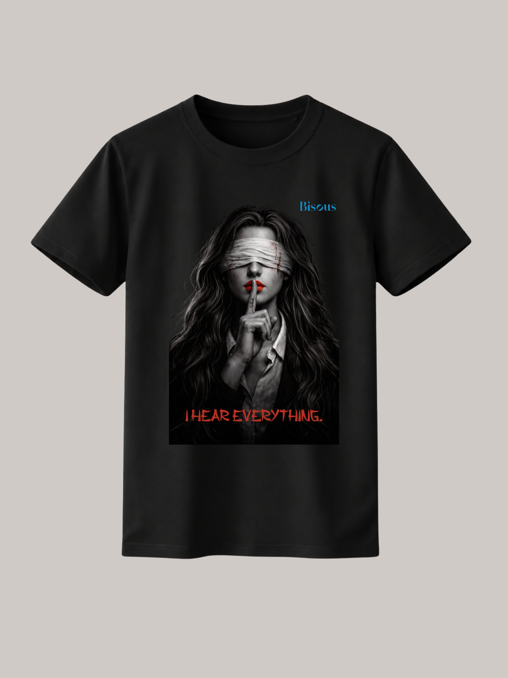 Schwarzes Vyfinity Classic Fit Unisex T-Shirt mit künstlerischem Portrait-Print einer verbundenen Frau, rotem Lippenakzent und dem Schriftzug „I Hear Everything“. Hochwertiges Premium Baumwoll-T-Shirt im minimalistischen Streetwear- und Dark-Art-Design für Damen und Herren.