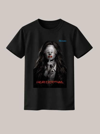 Schwarzes Vyfinity Classic Fit Unisex T-Shirt mit künstlerischem Portrait-Print einer verbundenen Frau, rotem Lippenakzent und dem Schriftzug „I Hear Everything“. Hochwertiges Premium Baumwoll-T-Shirt im minimalistischen Streetwear- und Dark-Art-Design für Damen und Herren.
