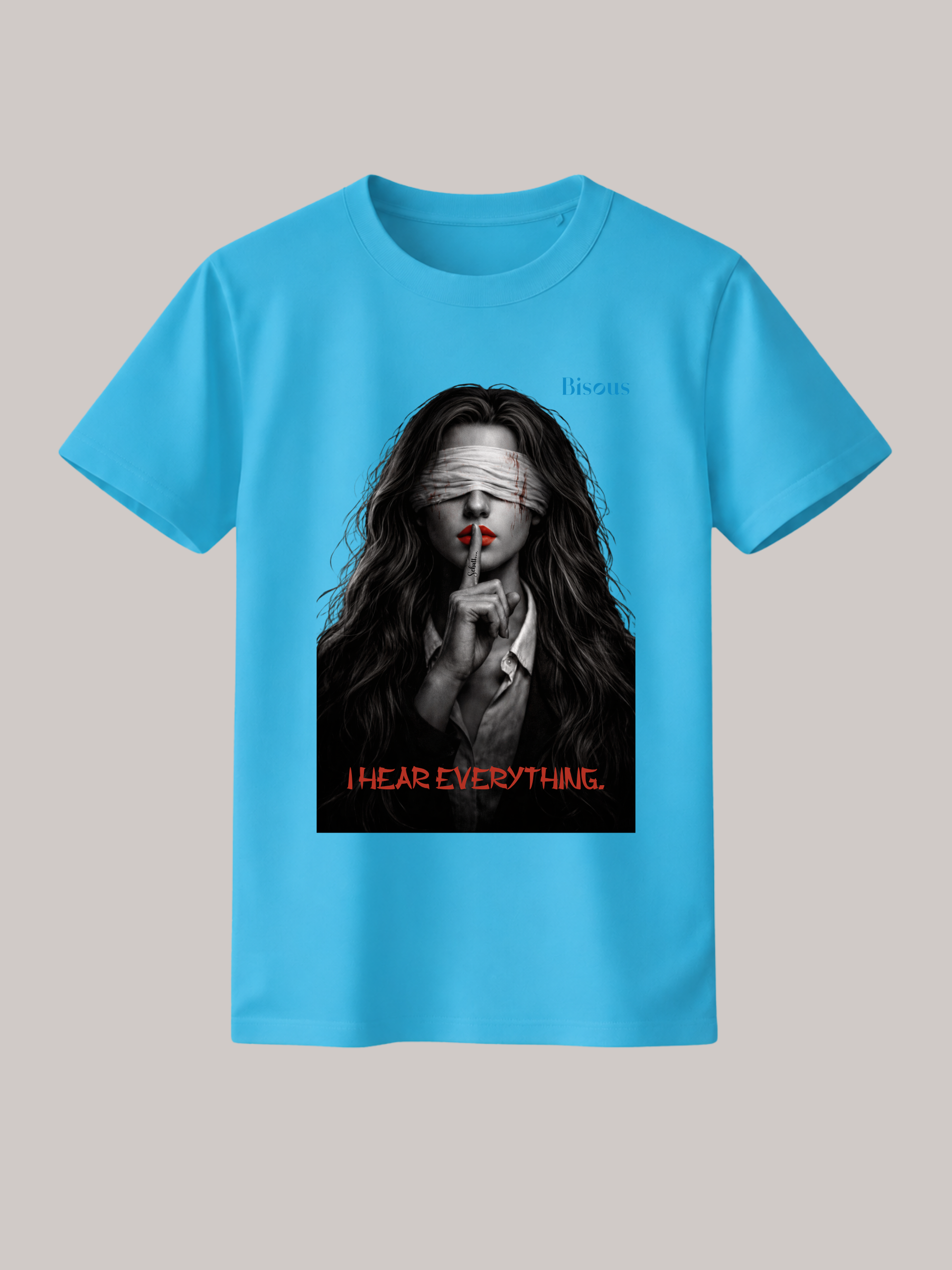 Hellblaues Unisex Classic Fit T-Shirt mit eindrucksvollem Dark-Art-Motiv einer verbundenen Frau mit roten Lippen, Finger vor dem Mund und dem Schriftzug „I Hear Everything“. Modernes Premium Baumwoll-T-Shirt im Gothic-, Horror- und Streetwear-Stil mit markantem Mystery-Print für Damen und Herren.