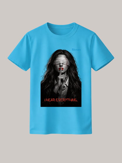Hellblaues Unisex Classic Fit T-Shirt mit eindrucksvollem Dark-Art-Motiv einer verbundenen Frau mit roten Lippen, Finger vor dem Mund und dem Schriftzug „I Hear Everything“. Modernes Premium Baumwoll-T-Shirt im Gothic-, Horror- und Streetwear-Stil mit markantem Mystery-Print für Damen und Herren.
