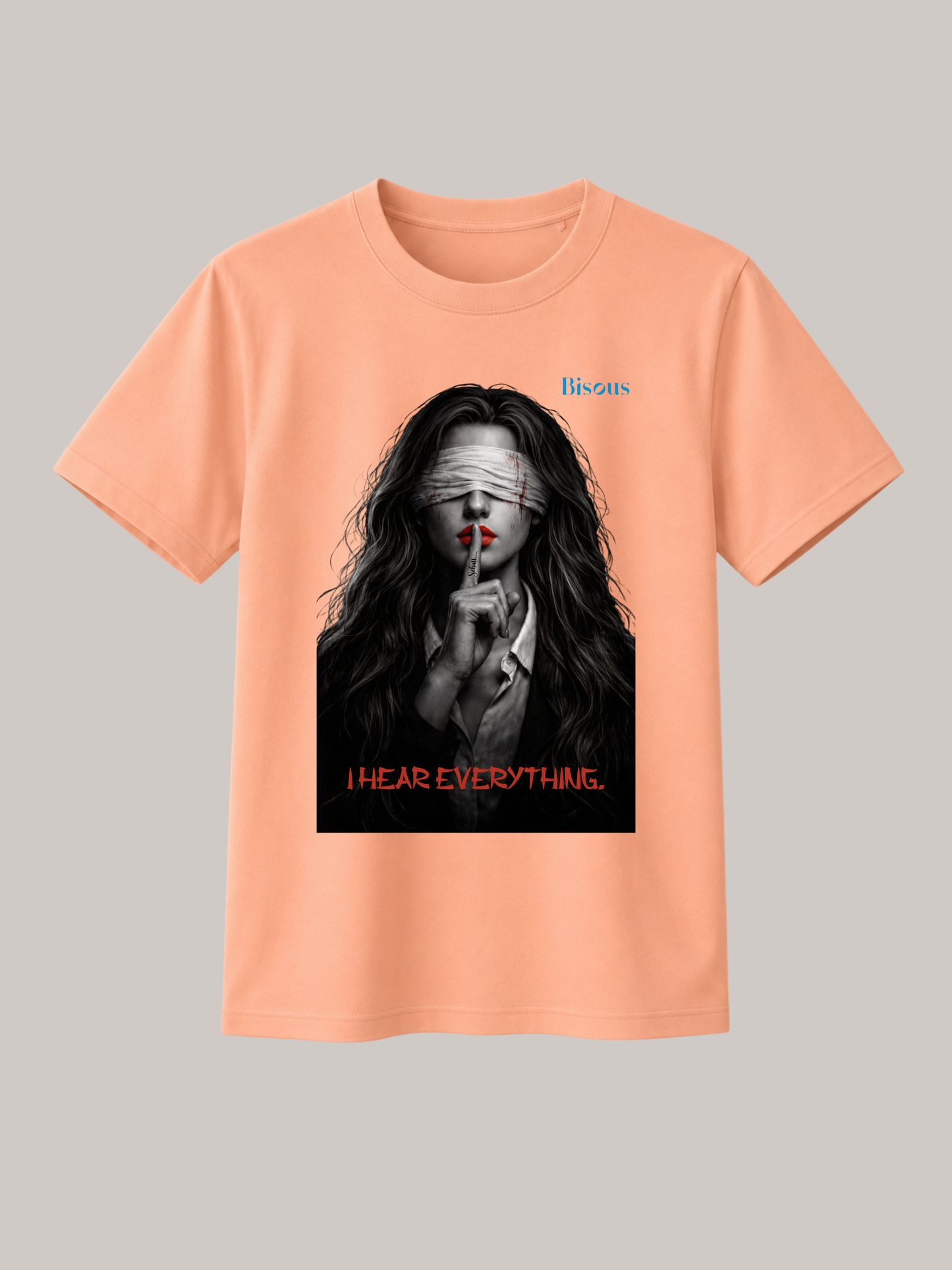 Pfirsichfarbenes Unisex Classic Fit T-Shirt mit markantem Dark-Art-Motiv einer verbundenen Frau mit roten Lippen, Finger vor dem Mund und dem Schriftzug „I Hear Everything“. Modernes Premium Baumwoll-T-Shirt im Gothic-, Horror- und Streetwear-Stil mit ausdrucksstarkem Mystery-Print für Damen und Herren.