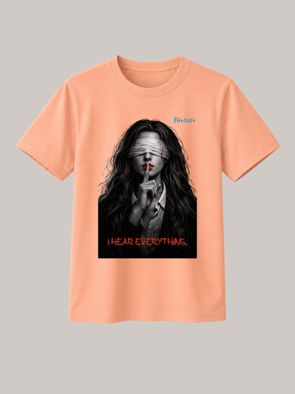 Pfirsichfarbenes Unisex Classic Fit T-Shirt mit markantem Dark-Art-Motiv einer verbundenen Frau mit roten Lippen, Finger vor dem Mund und dem Schriftzug „I Hear Everything“. Modernes Premium Baumwoll-T-Shirt im Gothic-, Horror- und Streetwear-Stil mit ausdrucksstarkem Mystery-Print für Damen und Herren.