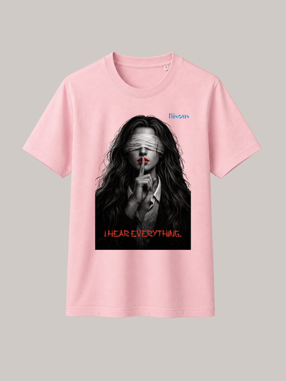 Rosa Vyfinity Classic Fit Unisex T-Shirt mit künstlerischem Portrait-Print einer verbundenen Frau, rotem Lippenakzent und dem Schriftzug „I Hear Everything“. Modernes Premium Baumwoll-T-Shirt im minimalistischen Streetwear- und Dark-Art-Design für Damen und Herren.