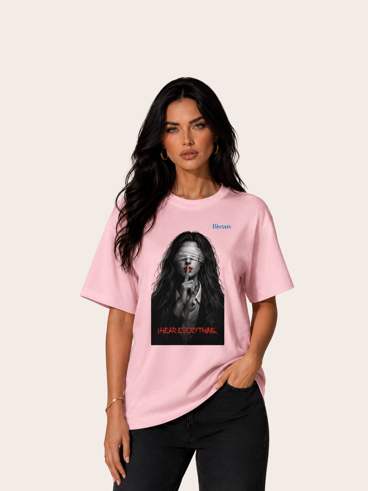 VYFINITY rosa Streetwear-T-Shirt an weiblichem Model mit „Bisous“-Schriftzug und dunklem „I Hear Everything“-Frontprint einer Frau mit verbundenen Augen.