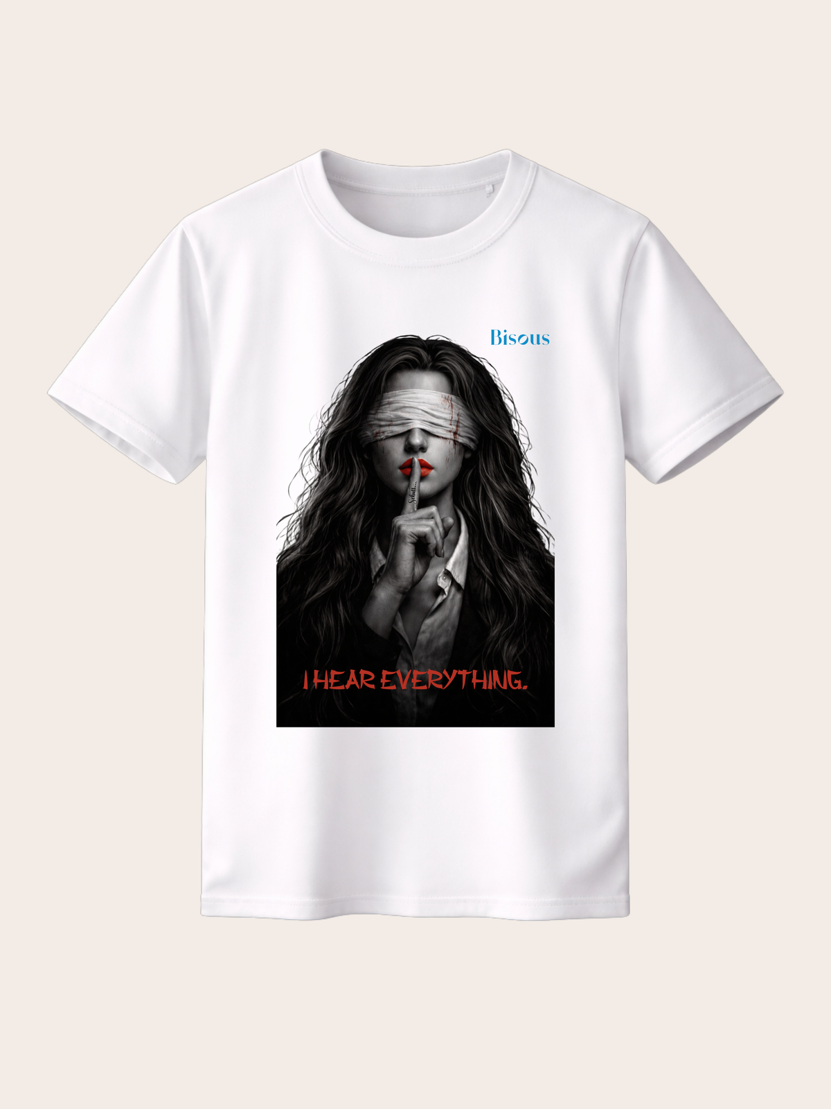 Weißes Unisex Classic Fit T-Shirt mit ausdrucksstarkem Dark-Art-Motiv einer verbundenen Frau mit rotem Lippenakzent und dem Schriftzug „I Hear Everything“. Modernes Premium Baumwoll-T-Shirt im minimalistischen Streetwear-Design mit künstlerischem Portrait-Print für Damen und Herren.