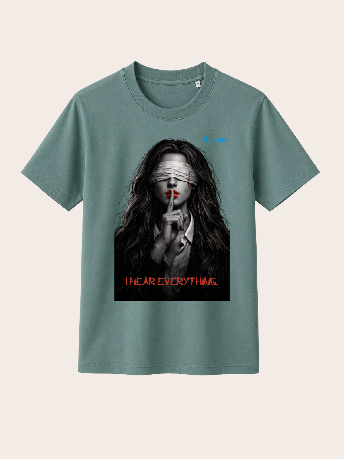 Salbeigrünes Unisex Classic Fit T-Shirt mit markantem Dark-Art-Motiv einer verbundenen Frau mit roten Lippen, Finger vor dem Mund und dem Schriftzug „I Hear Everything“. Modernes Premium Baumwoll-T-Shirt im Gothic-, Horror- und Streetwear-Stil mit ausdrucksstarkem Mystery-Print für Damen und Herren.