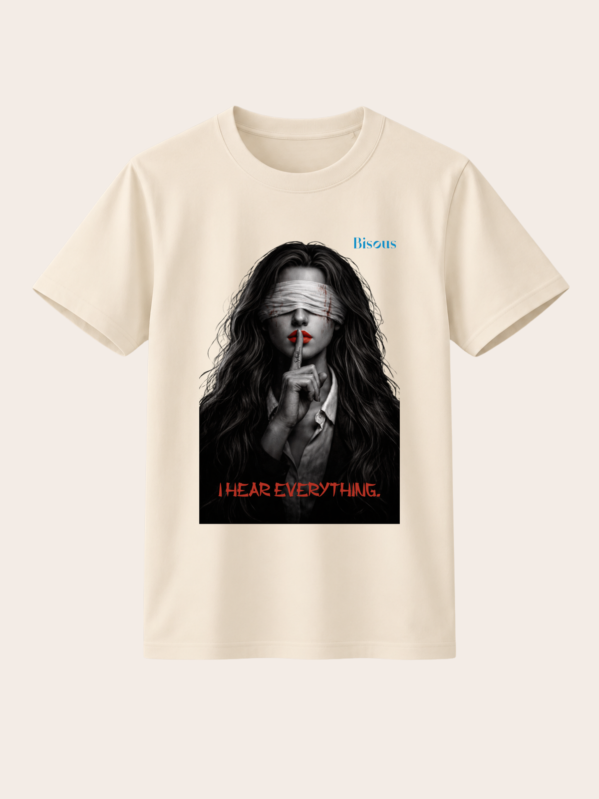 Beiges Unisex Classic Fit T-Shirt mit Dark-Art-Motiv einer verbundenen Frau mit roten Lippen, Finger vor dem Mund und dem Schriftzug „I Hear Everything“. Modernes Premium Baumwoll-T-Shirt im minimalistischen Streetwear-Design mit ausdrucksstarkem Gothic- und Mystery-Print für Damen und Herren.
