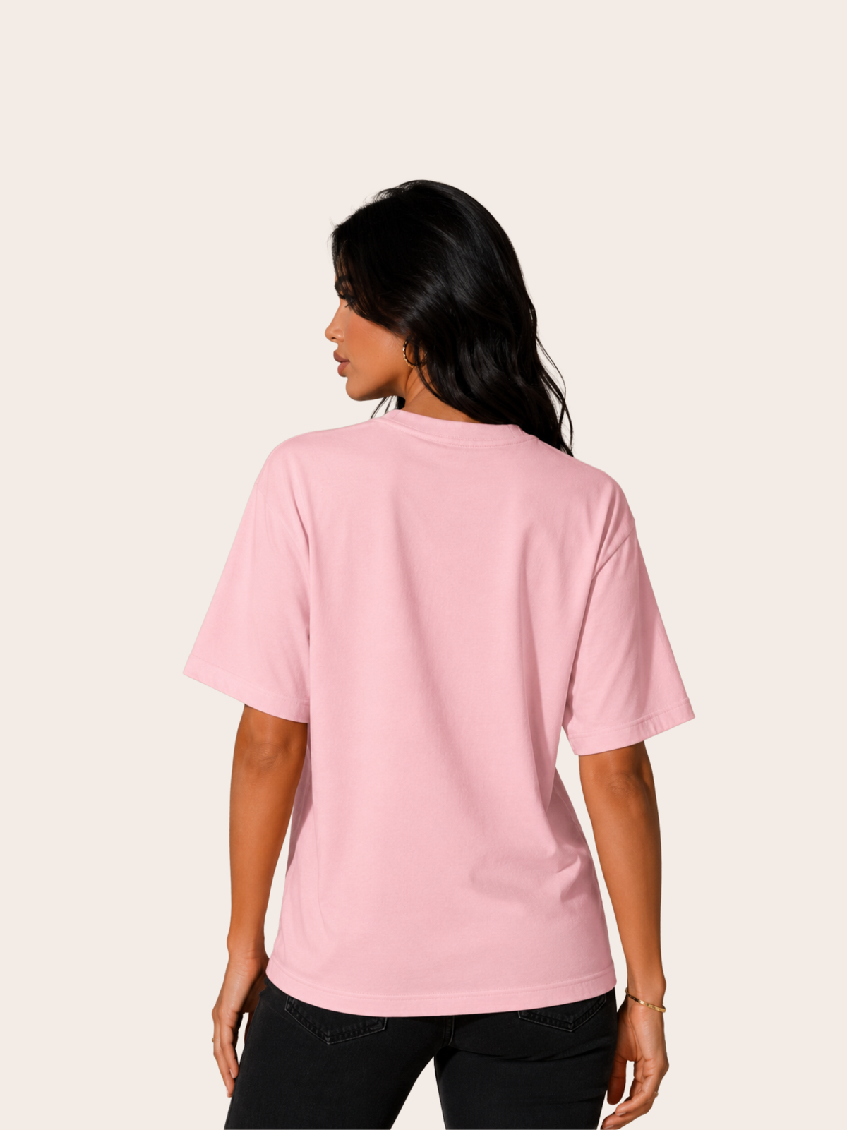 VYFINITY rosa Streetwear-T-Shirt in Rückenansicht an weiblichem Model, cleanes unbedrucktes Rückendesign und lockere Passform auf hellem Studiohintergrund.