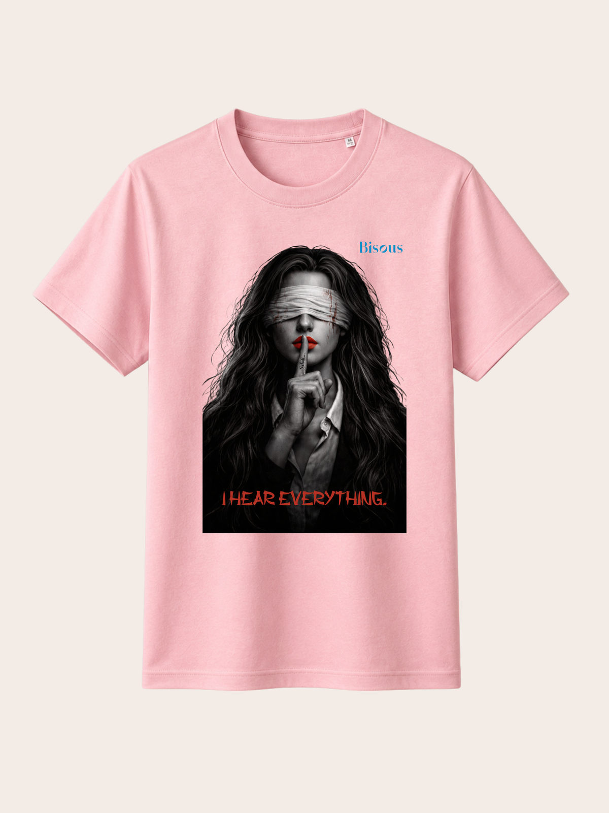 Rosa Vyfinity Classic Fit Unisex T-Shirt mit künstlerischem Portrait-Print einer verbundenen Frau, rotem Lippenakzent und dem Schriftzug „I Hear Everything“. Modernes Premium Baumwoll-T-Shirt im minimalistischen Streetwear- und Dark-Art-Design für Damen und Herren.