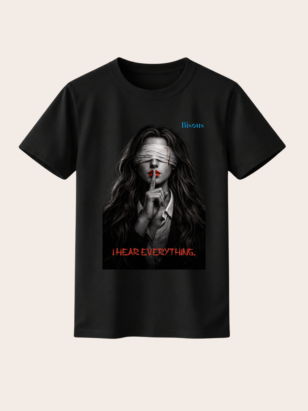 Schwarzes Vyfinity Classic Fit Unisex T-Shirt mit künstlerischem Portrait-Print einer verbundenen Frau, rotem Lippenakzent und dem Schriftzug „I Hear Everything“. Hochwertiges Premium Baumwoll-T-Shirt im minimalistischen Streetwear- und Dark-Art-Design für Damen und Herren.