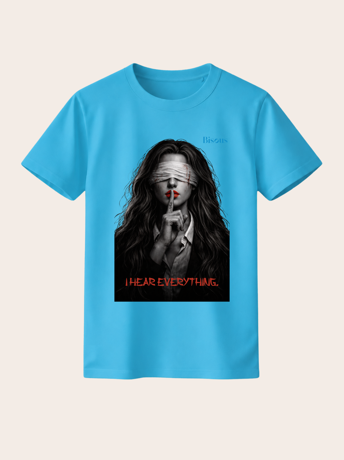 Hellblaues Unisex Classic Fit T-Shirt mit eindrucksvollem Dark-Art-Motiv einer verbundenen Frau mit roten Lippen, Finger vor dem Mund und dem Schriftzug „I Hear Everything“. Modernes Premium Baumwoll-T-Shirt im Gothic-, Horror- und Streetwear-Stil mit markantem Mystery-Print für Damen und Herren.