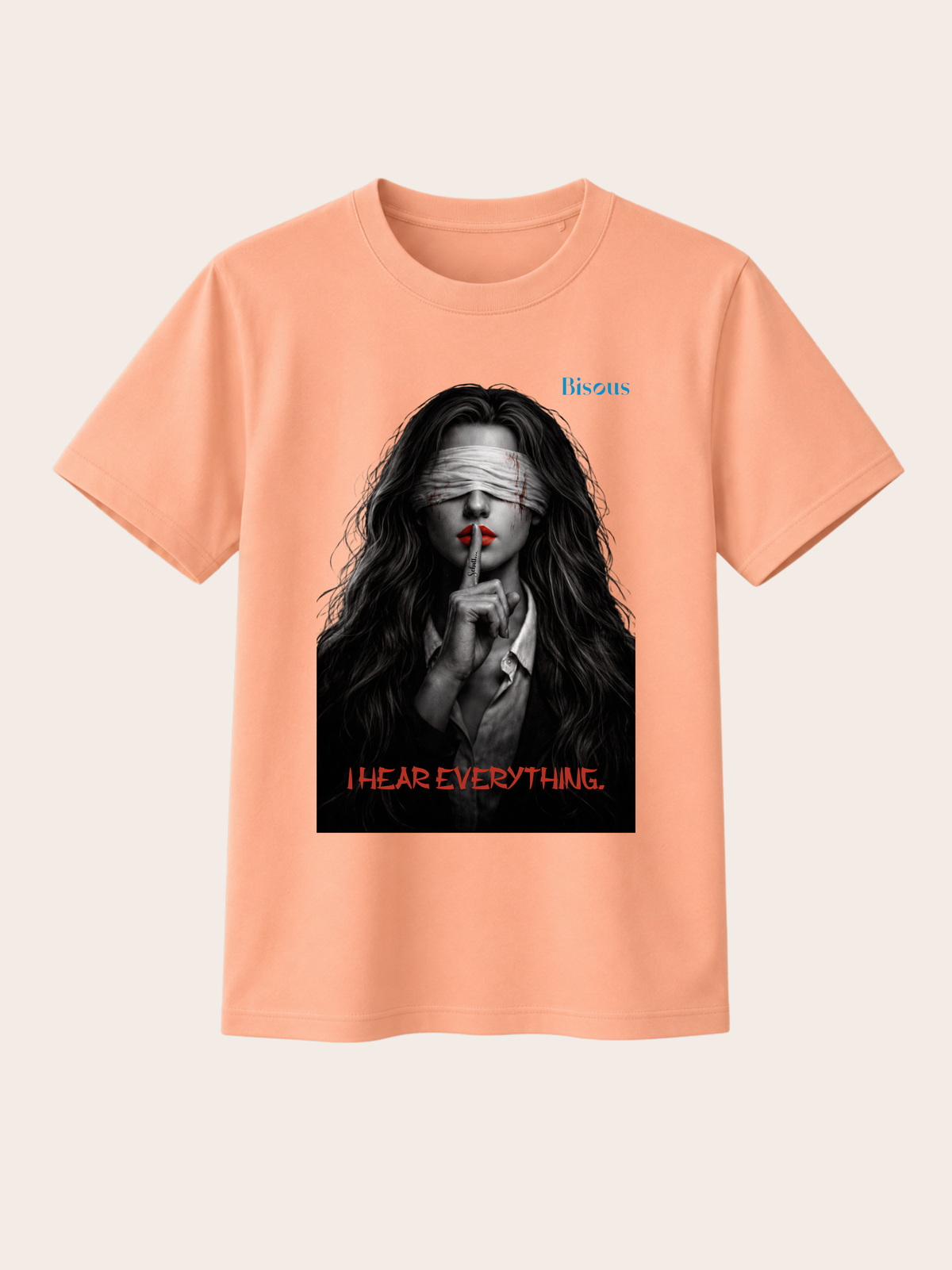 Pfirsichfarbenes Unisex Classic Fit T-Shirt mit markantem Dark-Art-Motiv einer verbundenen Frau mit roten Lippen, Finger vor dem Mund und dem Schriftzug „I Hear Everything“. Modernes Premium Baumwoll-T-Shirt im Gothic-, Horror- und Streetwear-Stil mit ausdrucksstarkem Mystery-Print für Damen und Herren.