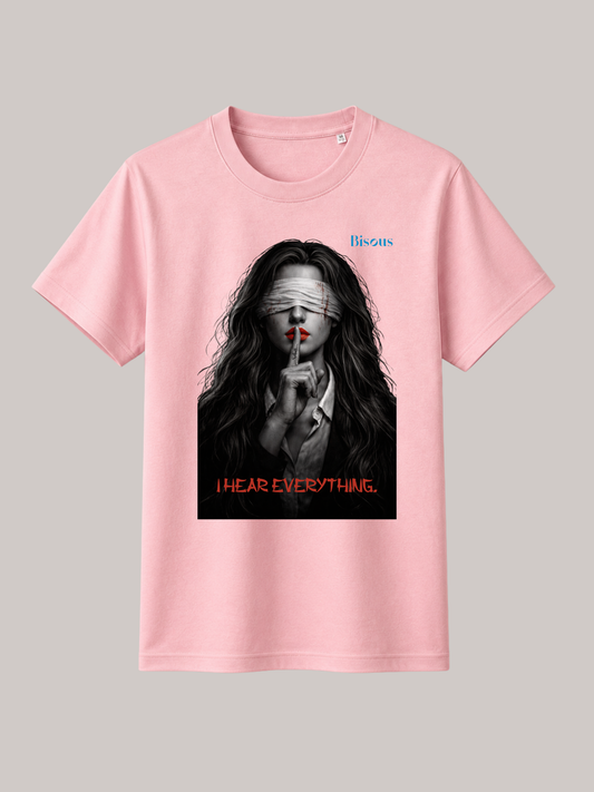 Rosa Vyfinity Classic Fit Unisex T-Shirt mit künstlerischem Portrait-Print einer verbundenen Frau, rotem Lippenakzent und dem Schriftzug „I Hear Everything“. Modernes Premium Baumwoll-T-Shirt im minimalistischen Streetwear- und Dark-Art-Design für Damen und Herren.