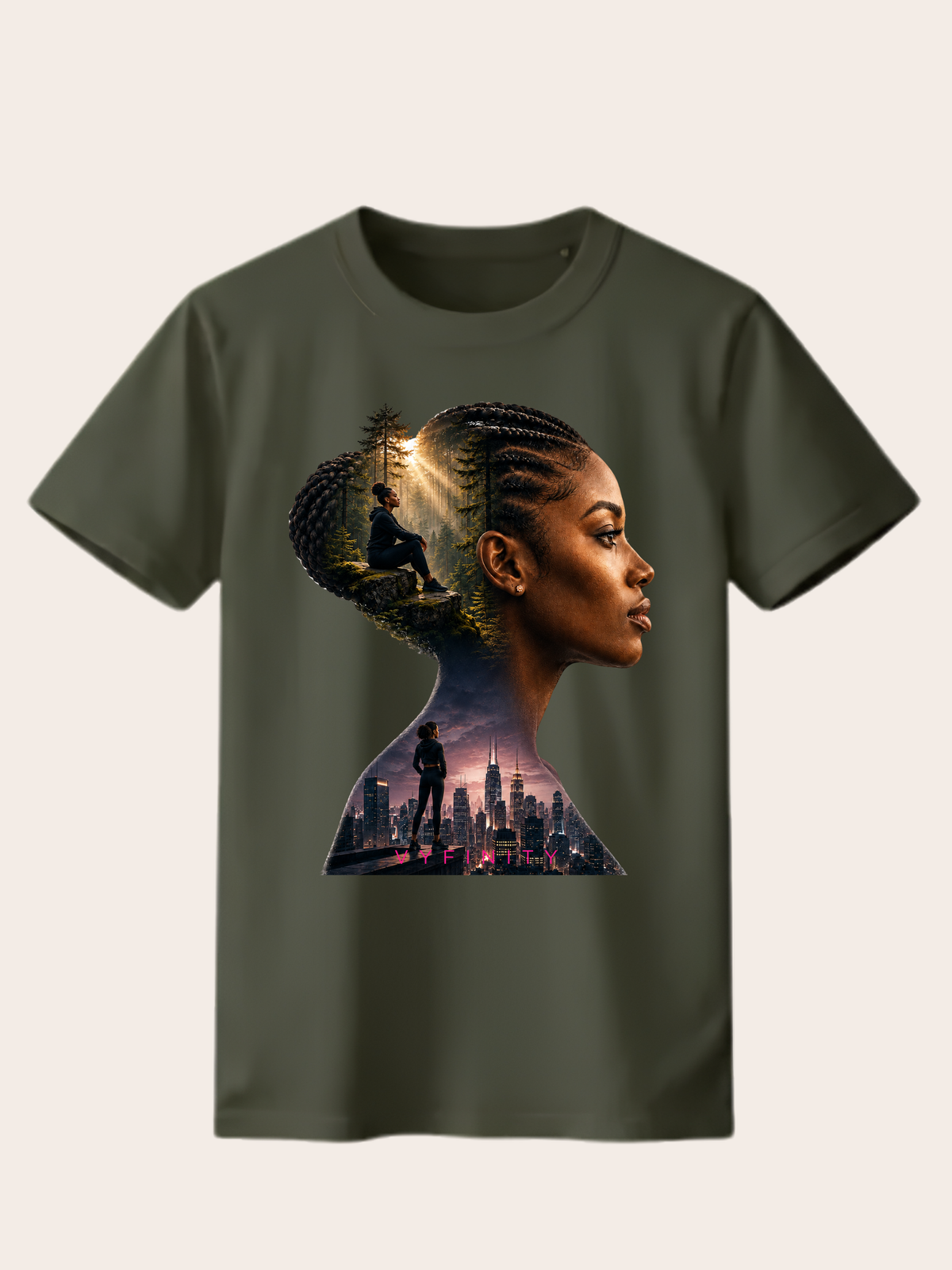 Olivgrünes VYFINITY T-Shirt mit großem Frontmotiv einer schwarzen Frau im eleganten Seitenprofil mit geflochtenem Haar. In die Silhouette sind ein atmosphärischer Wald mit warmen Sonnenstrahlen und eine urbane Skyline integriert. Freigestellte Produktansicht vor hellem cremefarbenem Hintergrund.