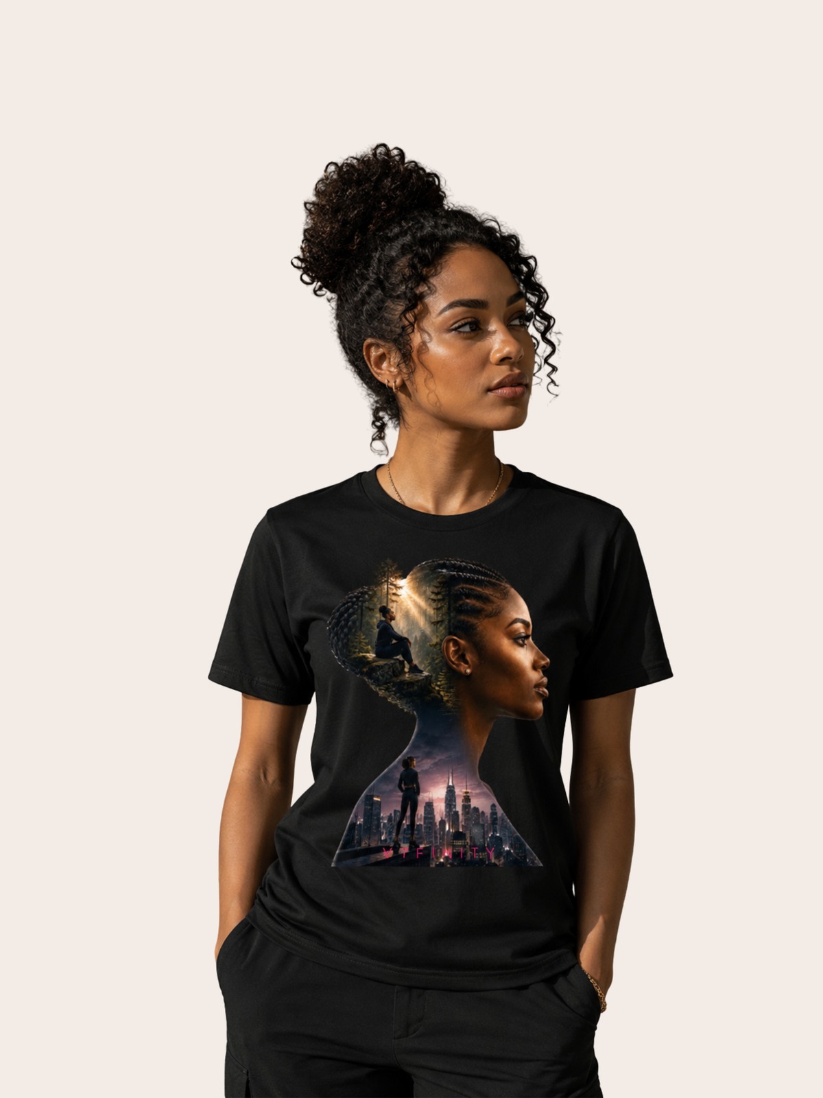Frau trägt ein schwarzes VYFINITY T-Shirt mit großem, kunstvollem Frontprint. Das Motiv zeigt das Seitenprofil einer schwarzen Frau mit geflochtenem Haar, kombiniert mit einer atmosphärischen Waldlandschaft und urbaner Skyline. Schwarzes Fashion-Shirt in einer cleanen Studioaufnahme vor hellem Hintergrund.