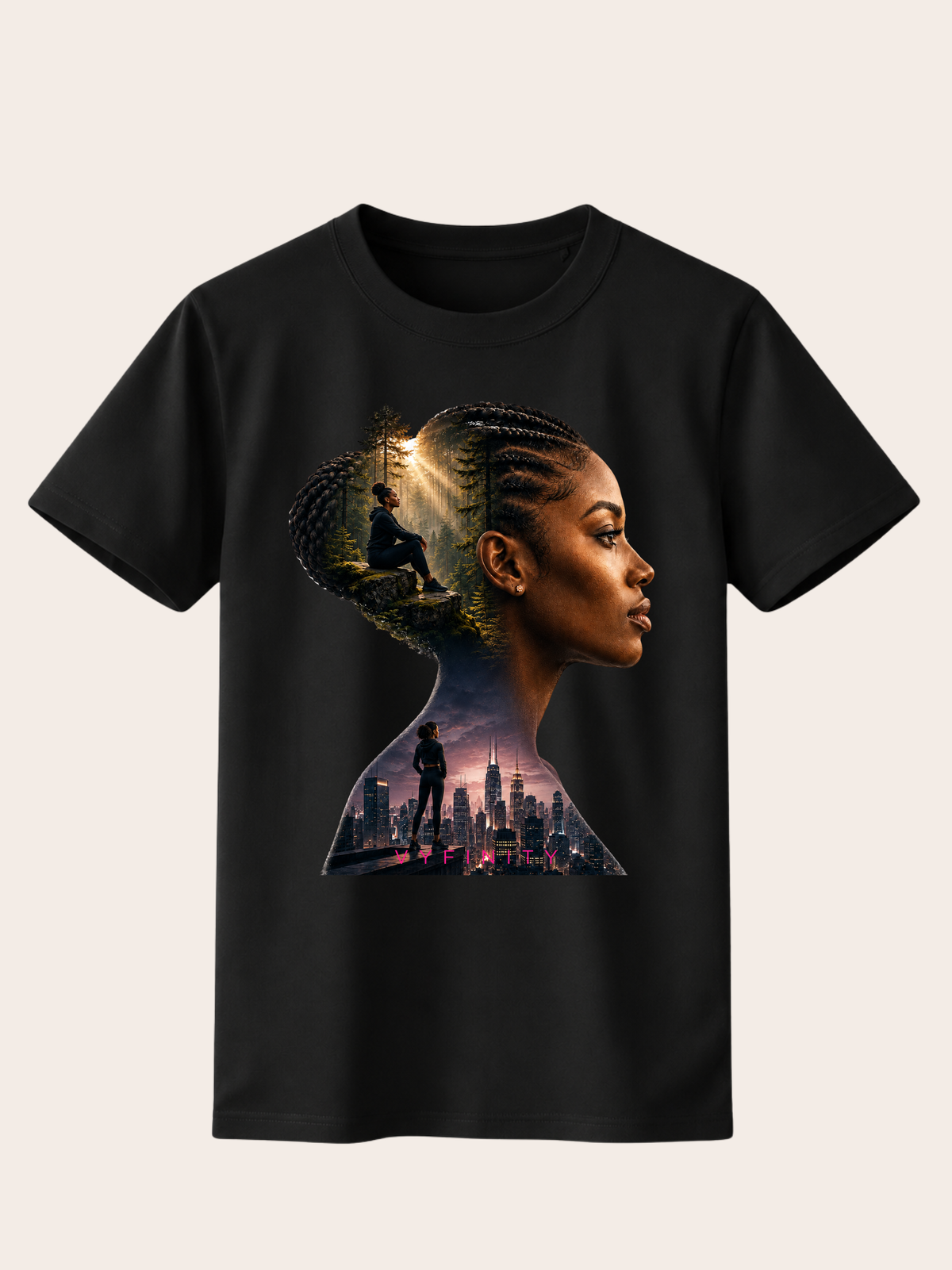 Schwarzes VYFINITY T-Shirt mit großem, kunstvollem Frontprint einer schwarzen Frau im Seitenprofil mit geflochtenem Haar. Das Motiv verbindet eine stimmungsvolle Waldlandschaft mit Lichtstrahlen und einer urbanen Skyline im unteren Bereich. Freigestellte Produktansicht vor hellem cremefarbenem Hintergrund.