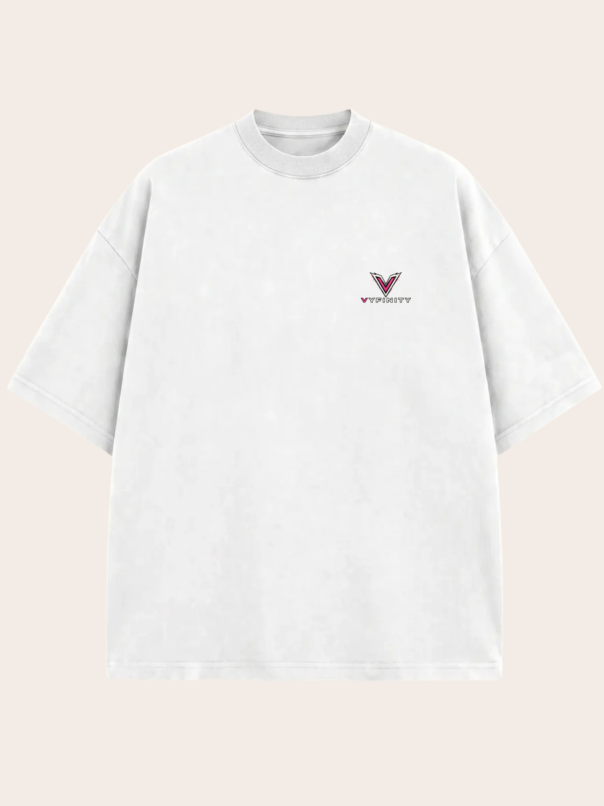Weißes VYFINITY Oversized T-Shirt in Frontansicht mit kleinem VYFINITY-Logo auf der linken Brust. Cleanes minimalistisches Premium-Streetwear-Design mit weitem Schnitt, überschnittenen Schultern und klassischem Rundhalsausschnitt.