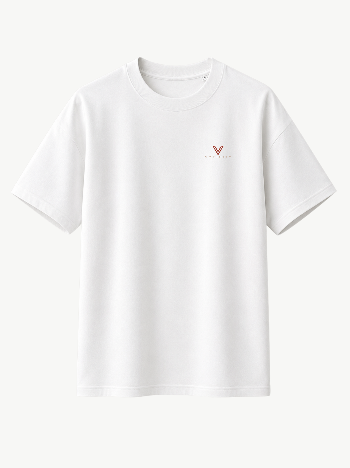 Weißes VYFINITY Heavy T-Shirt in Frontansicht mit kleinem rot-weißem VYFINITY-Logo auf der linken Brust. Minimalistisches Premium-Streetwear-Design mit Rundhalsausschnitt, kurzen Ärmeln und cleanem weißem Studiohintergrund.