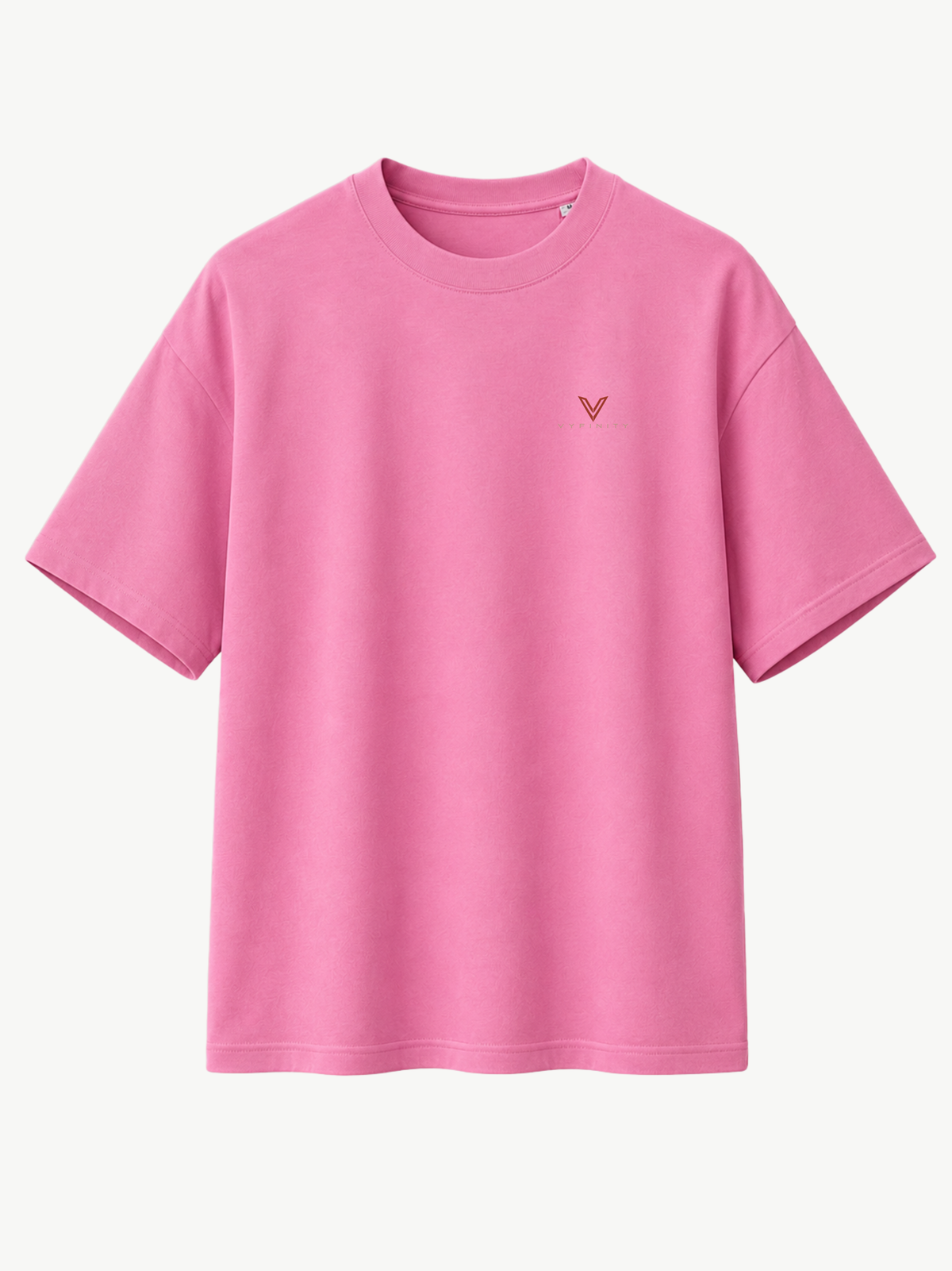 Pinkes VYFINITY Heavy T-Shirt in Frontansicht mit kleinem, dezentem VYFINITY-Logo auf der linken Brust. Cleanes Premium-Streetwear-Design mit Rundhalsausschnitt, kurzen Ärmeln und lockerem Schnitt auf hellem Studiohintergrund.