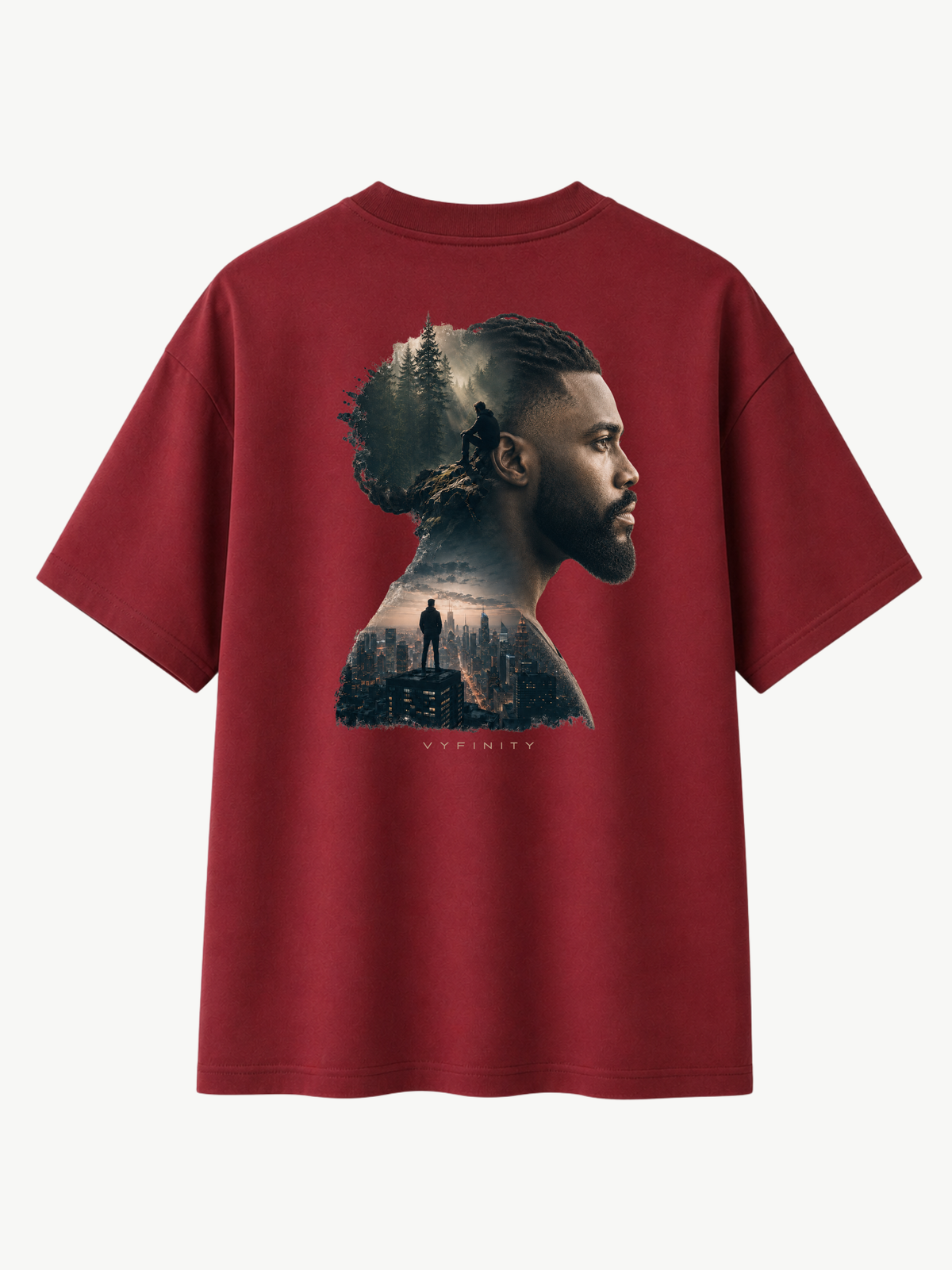 Bordeauxrotes VYFINITY Heavy T-Shirt in Rückansicht mit großem Double-Exposure-Backprint. Das Motiv zeigt das Seitenprofil eines Mannes, verbunden mit einem atmosphärischen Wald, einer sitzenden Silhouette und einer urbanen Skyline. Darunter befindet sich ein dezenter VYFINITY-Schriftzug. Premium Streetwear auf hellem Studiohintergrund.