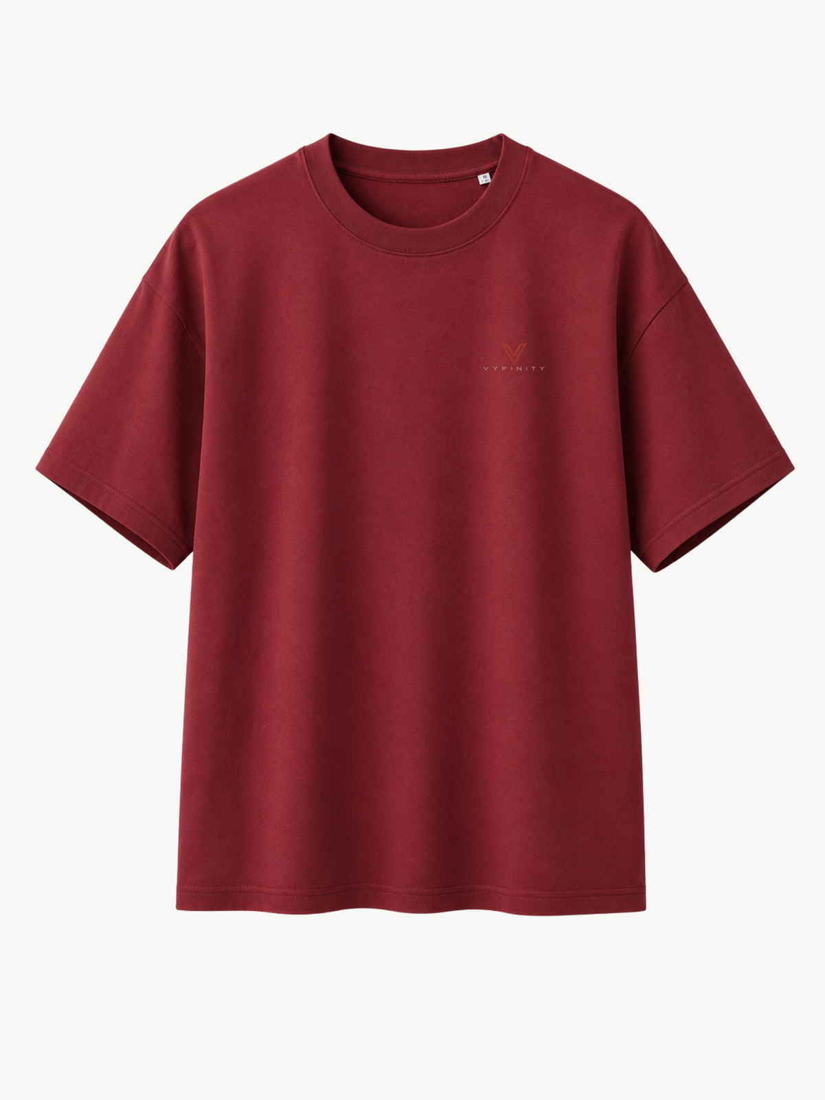 Bordeauxrotes VYFINITY Heavy T-Shirt in Frontansicht mit kleinem, dezentem VYFINITY-Logo auf der linken Brust. Premium Streetwear mit Rundhalsausschnitt, kurzen Ärmeln und lockerem Schnitt auf hellem Studiohintergrund.