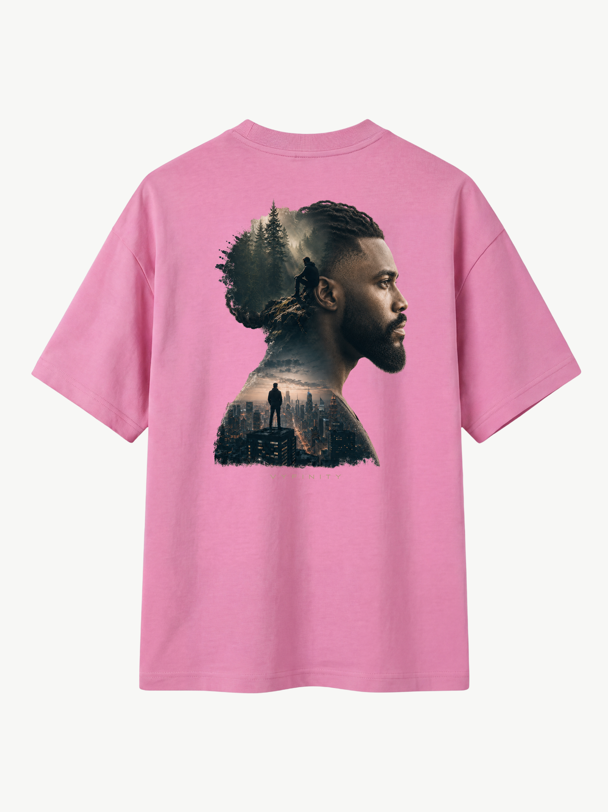 Pinkes VYFINITY Heavy T-Shirt in Rückansicht mit großem Double-Exposure-Backprint. Das Motiv zeigt das Seitenprofil eines Mannes, kombiniert mit einem dunklen Wald, einer sitzenden Silhouette und einer urbanen Skyline. Dezenter VYFINITY-Schriftzug unter dem Motiv. Premium Streetwear auf hellem Studiohintergrund.